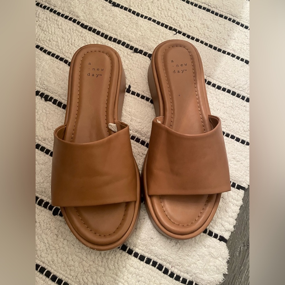 Platform sandals! Womens 7 wide